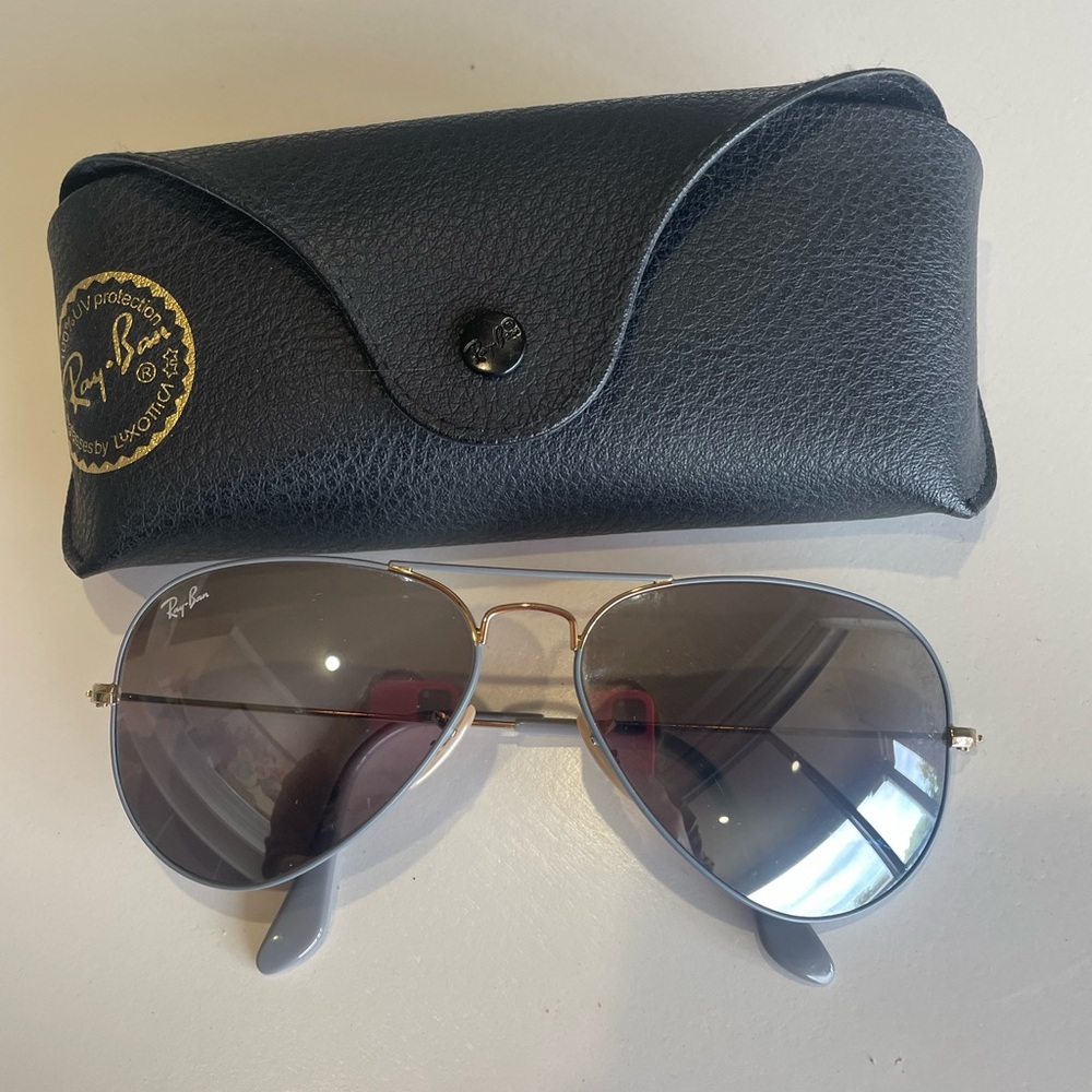 Grey reflective aviator ray bans